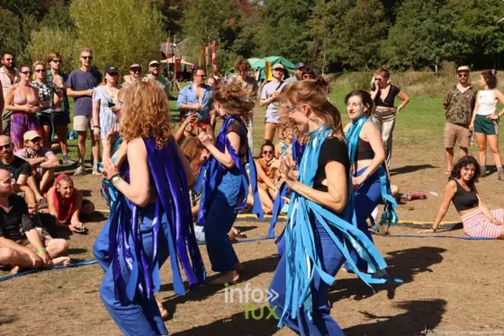 Groupe de danseurs en costume bleu evoluant devant le public a Grupont